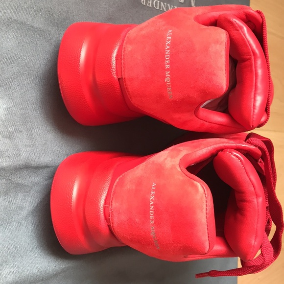 Alexander McQueen women’s red leather / suede runner sneaker 508291 - Picture 5 of 6